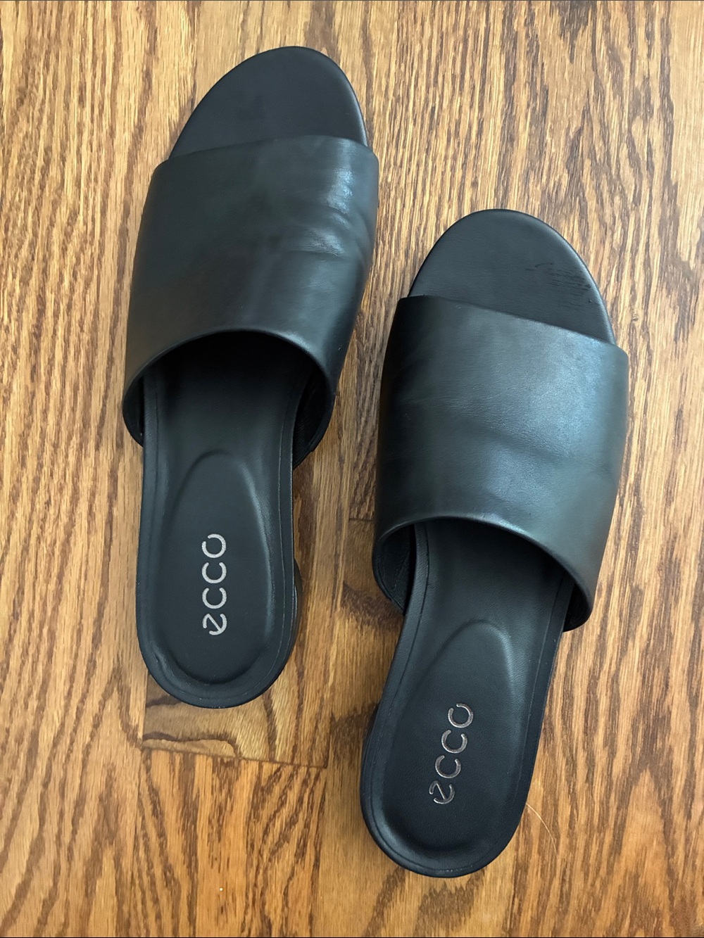 Ecco Women’s Black Leather Slide. Minimalist design. Size 40.